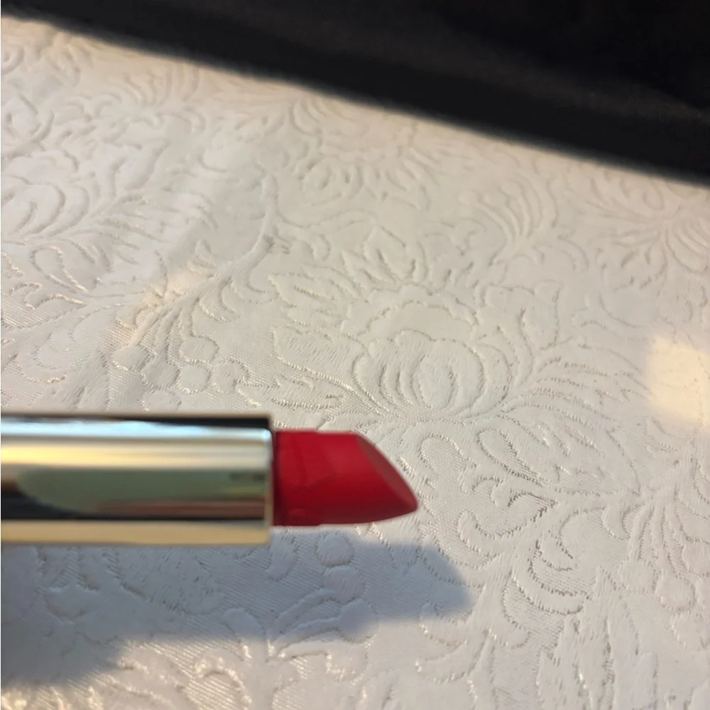 ❤️2/$15 or 3/$21❤️NWOT Estée Lauder Limited Edition Red Ribbon Creamy Lipstick